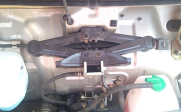 車(chē)在囧途,又遇機(jī)械千斤頂腐朽,幸虧民警及時(shí)協(xié)助